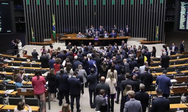 URGENTE: Câmara dos Deputados aprova urgência de projeto da anistia