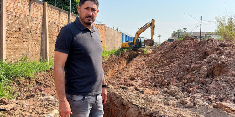 Vereador Márcio Pacele acompanha início de obra de drenagem no bairro Lagoa em Porto Velho