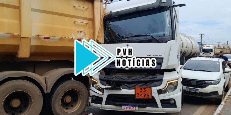 URGENTE: Colisão entre carreta e caminhão tanque é registrada na Avenida Jorge Teixeira