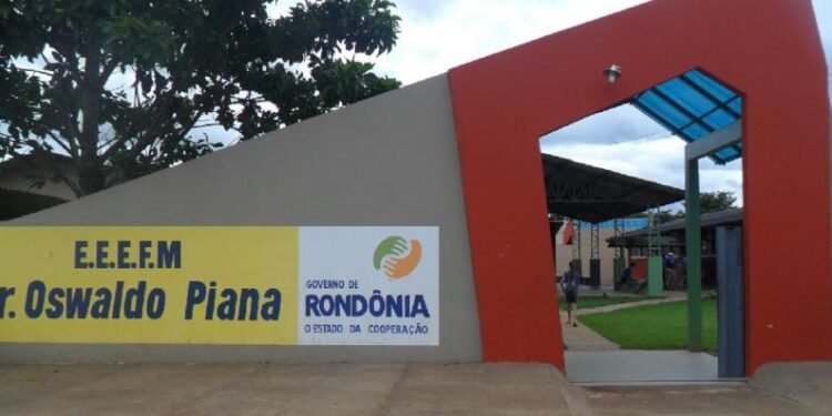 Deputado Luizinho Goebel apresenta indicações para melhorias na Escola Dr. Oswaldo Piana em Corumbiara