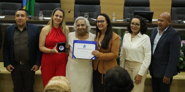 Deputado Alex Redano preside sessão de homenagens às ex-deputadas e inaugura Galeria Lilás em reconhecimento à trajetória feminina no Parlamento de Rondônia
