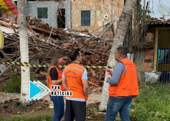 URGENTE: Casa desaba com moradores no centro de Porto Velho