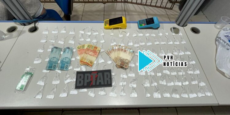 BPTAR prende suspeito com mais de 100 porções de cocaína perto de escola na zona leste