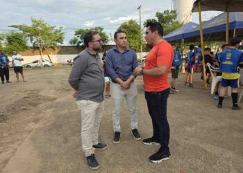 Vereador Edimilson Dourado acompanha entrega de quadra de futebol no Residencial Morar Melhor