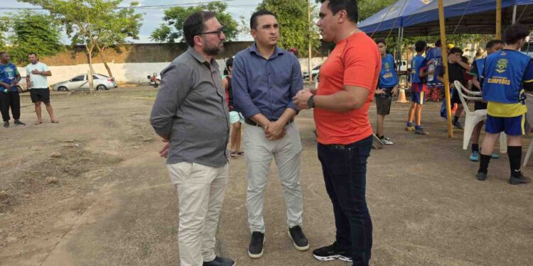 Vereador Edimilson Dourado acompanha entrega de quadra de futebol no Residencial Morar Melhor