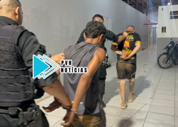 URGENTE: BPTAR evita assaltos e prende dupla com arma falsa e moto roubada na zona leste