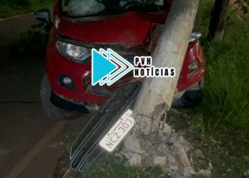 URGENTE: Carro Eco Sport derruba poste de iluminação na Avenida Mamoré em Porto Velho
