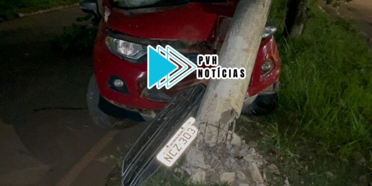 URGENTE: Carro Eco Sport derruba poste de iluminação na Avenida Mamoré em Porto Velho