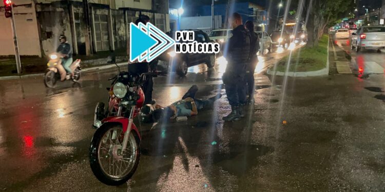 URGENTE: Motorista foge depois de furar sinal vermelho e causar acidente com motociclista