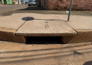 Bueiro no bairro Embratel é limpo e tampado após pedido da vereadora Sofia Andrade
