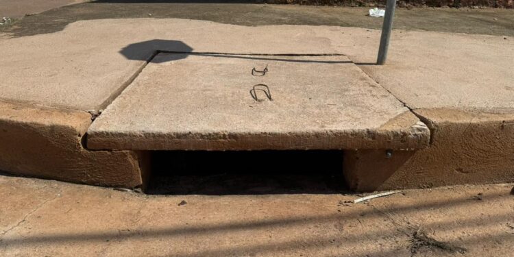 Bueiro no bairro Embratel é limpo e tampado após pedido da vereadora Sofia Andrade