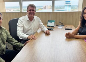 Deputado Luizinho Goebel recebe a vice-prefeita e vereador de Parecis em seu gabinete