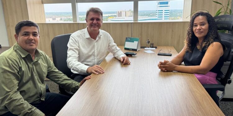 Deputado Luizinho Goebel recebe a vice-prefeita e vereador de Parecis em seu gabinete