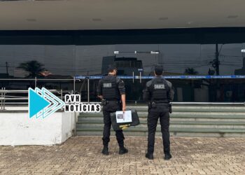 URGENTE: Assessor parlamentar é preso com arma sem registro em condomínio na zona sul