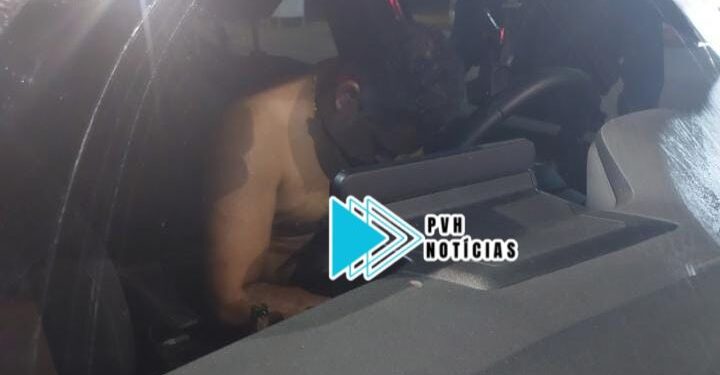 APAGOU: Motorista embriagado é preso dormindo dentro do veículo parado em semáforo