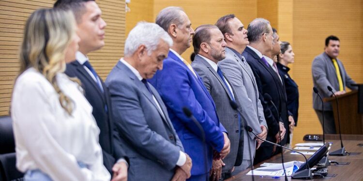 Deputado Alan Queiroz entrega títulos de cidadão honorário a magistrados em sessão solene na Alero