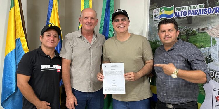 Deputado Alan Queiroz assina ordem de serviço para implantação de iluminação em LED, no município de Alto Paraíso