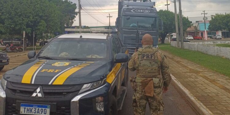 PRF intercepta veículo irregular e prende motorista em Rondônia