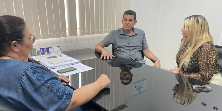 Vereador Adalto de Bandeirantes solicita implantação de CRAS em União Bandeirantes durante visita à SEMIAS