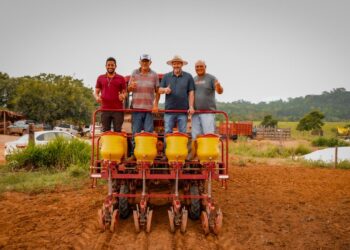 Alex Redano acompanha entrega de implementos agrícolas e reforça apoio ao produtor rural em Campo Novo de RO