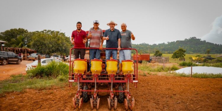 Alex Redano acompanha entrega de implementos agrícolas e reforça apoio ao produtor rural em Campo Novo de RO