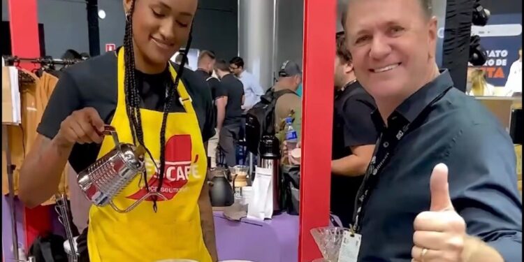 Luizinho Goebel reconhece a força dos produtores de café de Rondônia em emocionante homenagem