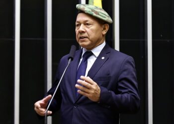 COLUNA DO CARLOS CALDEIRA – “Herói da Pátria, Família e Verbas do Gabinete”