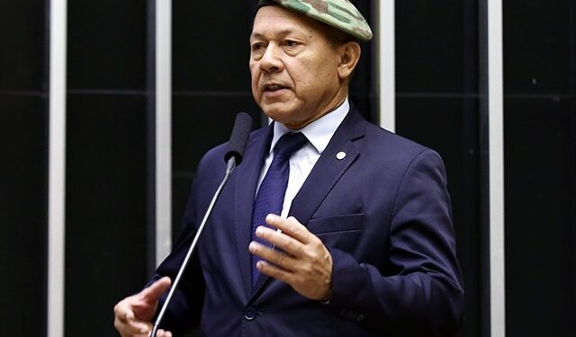 COLUNA DO CARLOS CALDEIRA – “Herói da Pátria, Família e Verbas do Gabinete”