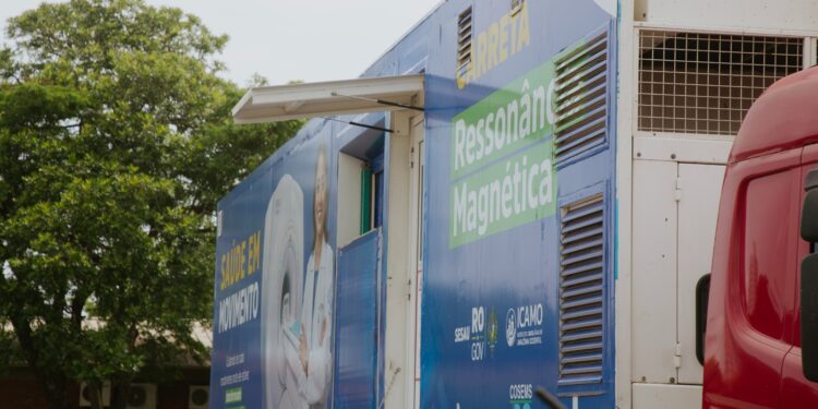 Carreta da Ressonância chega a Vilhena com apoio de Luizinho Goebel para zerar fila do Cone Sul