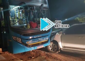 EMBRIAGADO: Motorista foge depois de invadir pista contrária e bater de frente com ônibus na zona leste