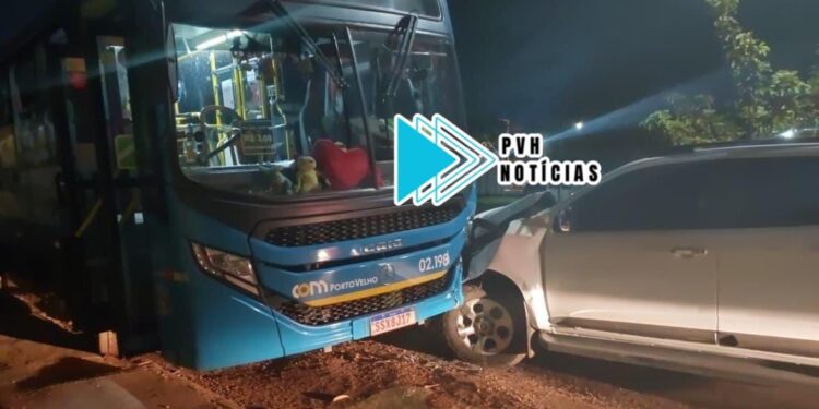 EMBRIAGADO: Motorista foge depois de invadir pista contrária e bater de frente com ônibus na zona leste