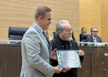 Deputado Alan Queiroz realiza sessão solene e homenageia Dr. José Hiran Gallo com Título de Honra ao Mérito