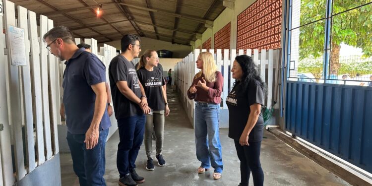 Ieda Chaves participa da entrega veículo a associação de proteção animal em Cacoal