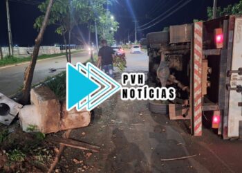 URGENTE: Passageiro de caminhão fica ferido em acidente com capotamento na Guaporé