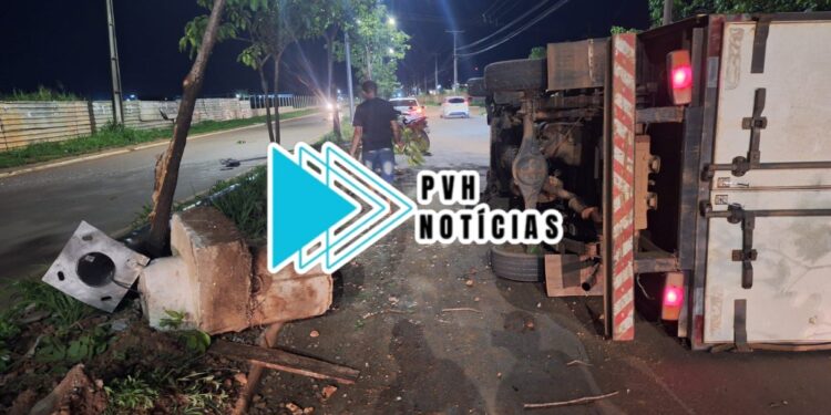 URGENTE: Passageiro de caminhão fica ferido em acidente com capotamento na Guaporé