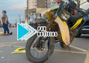 TA EMBAÇADO: Mulher fica gravemente ferida em acidente de moto no centro da capital