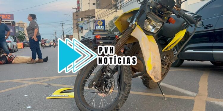 TA EMBAÇADO: Mulher fica gravemente ferida em acidente de moto no centro da capital