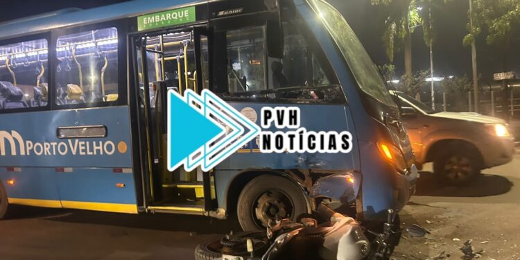 SAINDO DO POSTO: Motociclista é atropelado por ônibus na Avenida Guaporé