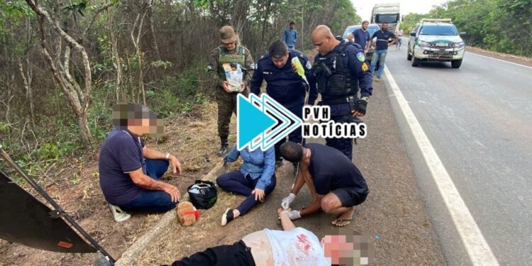 VÍDEO: Policiais militares salvam cinco pessoas após grave acidente na BR-364 em RO