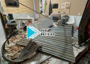 URGENTE: Carro invade salão de beleza em acidente no centro