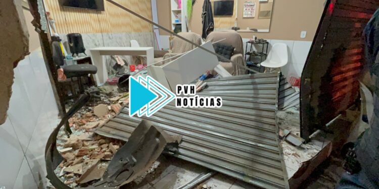 URGENTE: Carro invade salão de beleza em acidente no centro