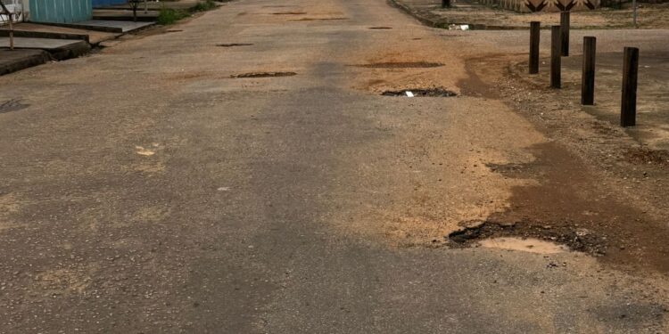 Vereador Edimilson Dourado solicita e Seinfra realiza serviço de tapa-buracos na Rua Sorocaba, no Bairro Caladinho