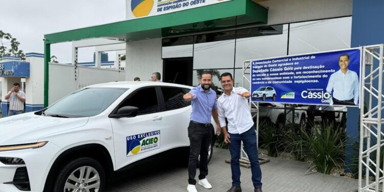 Cássio Gois participa da entrega de veículo à Acieo e reforça apoio ao empreendedorismo em Espigão do Oeste