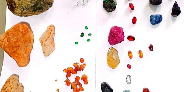 DESCAMINHO: PRF apreende 67 pedras preciosas em RO