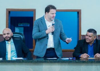 Alex Redano recebe Título de Cidadão Guajaramirense em sessão solene da Câmara Municipal