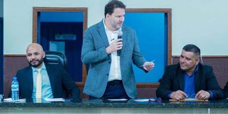 Alex Redano recebe Título de Cidadão Guajaramirense em sessão solene da Câmara Municipal