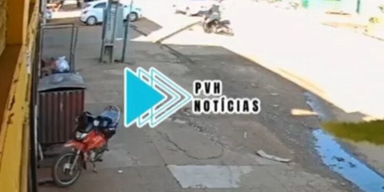 VÍDEO: Batida entre duas motos deixa piloto em estado grave na zona leste