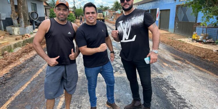 Asfaltamento de ruas no bairro Castanheira é iniciado após anos de cobrança do vereador Edimilson Dourado