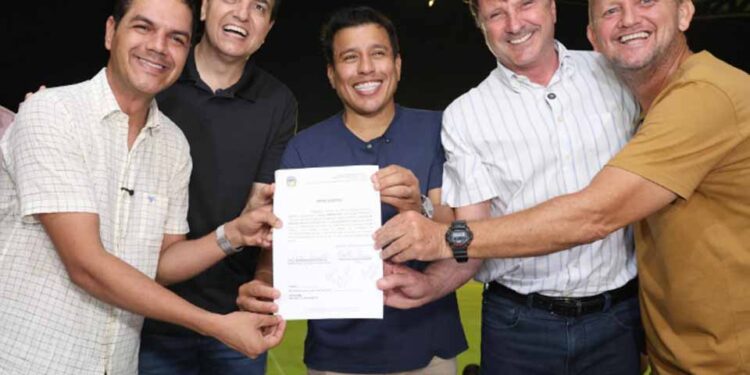 Deputado Cássio Gois garante investimento para construção de pista de caminhada no Estádio Aglair Tonelli e reforça compromisso com o esporte