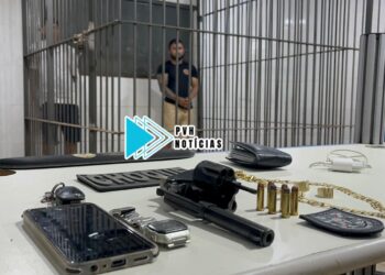 NO CENTRO: BPchoque vê carro parado no escuro e flagra dupla com arma